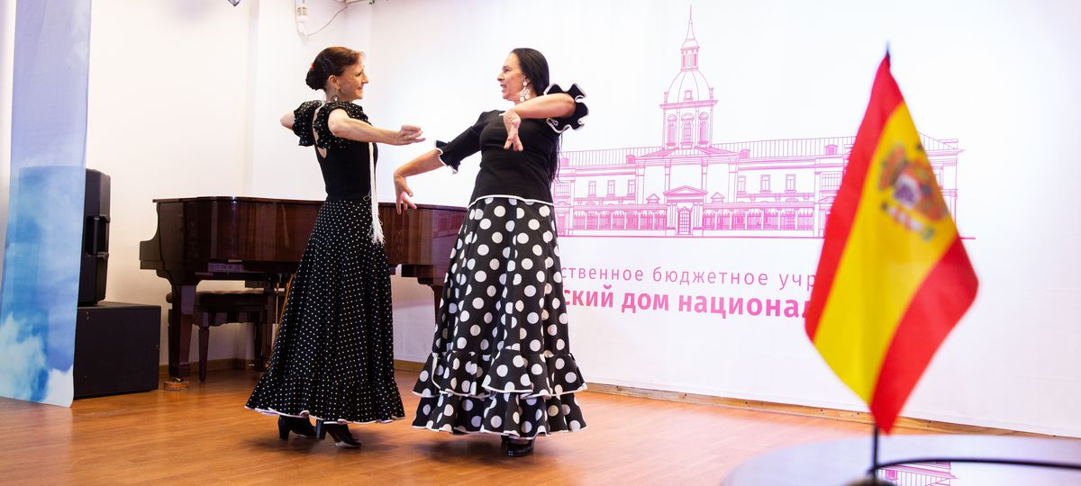 Испанская выставка в москве. Дом дружбы фотовыставка путешествие на Восток.