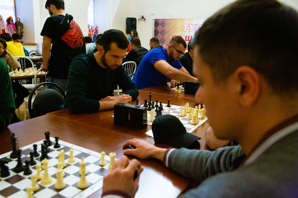 Шахматный турнир на свежем воздухе. Шахматы международный турнир. Сергей ситниковский шахматы. Проведение турниров по шахматам. +шихалиев +леонард +шахматы.
