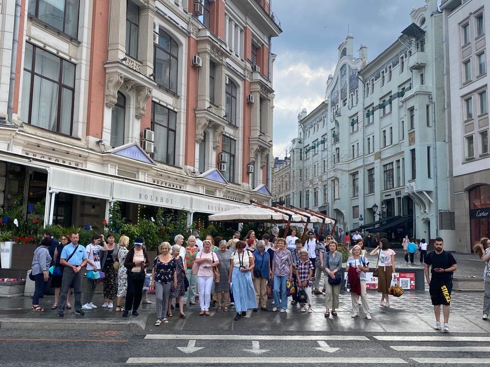 Шагаем по петровке. Пешие прогулки по Москве. Экскурсия по Петровке. Московский дом национальностей. Экскурсии по Москве пешеходные на испанском.